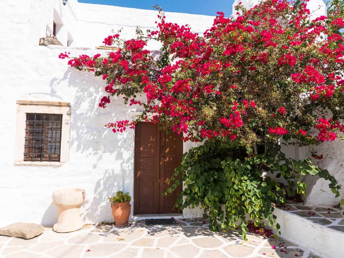 Romantic trip to Greek islands Romantic couple in Naxos